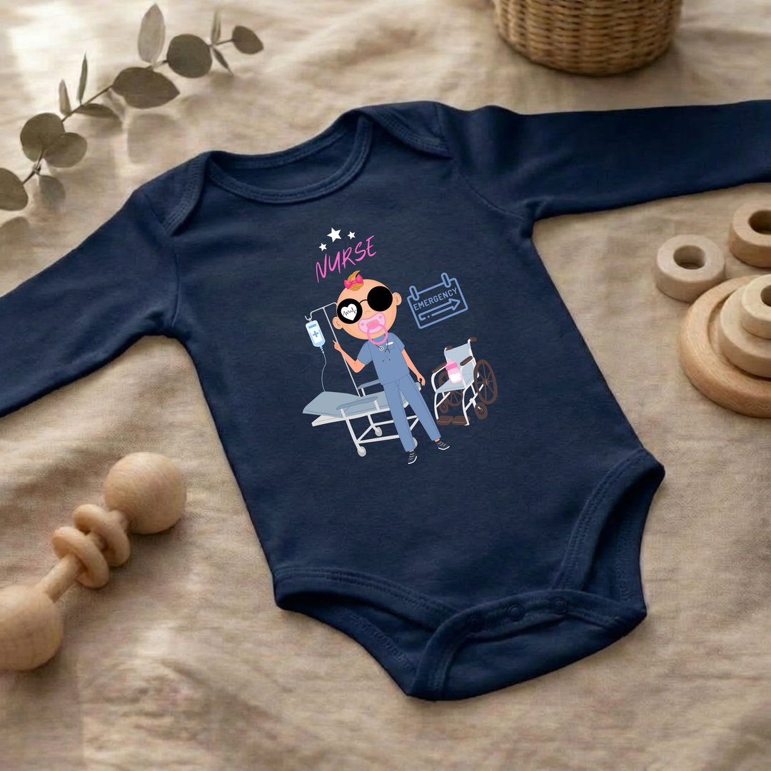 Baby Body langarm Mädchen im Flat Lay mit Nurse Design, navy blauer Babybody mit Krankenschwester Motiv für Herbst und Winter von TIMMY &amp; MIMMY