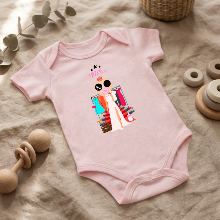 Rosa Baby Body für kleine Mädchen mit Model- Design im Flat Lay, Baby Kleidung mit Fashion- Motiv, Geschenkidee für Babys von der Baby und Kleinkind- Brand TIMMY &amp; MIMMY.