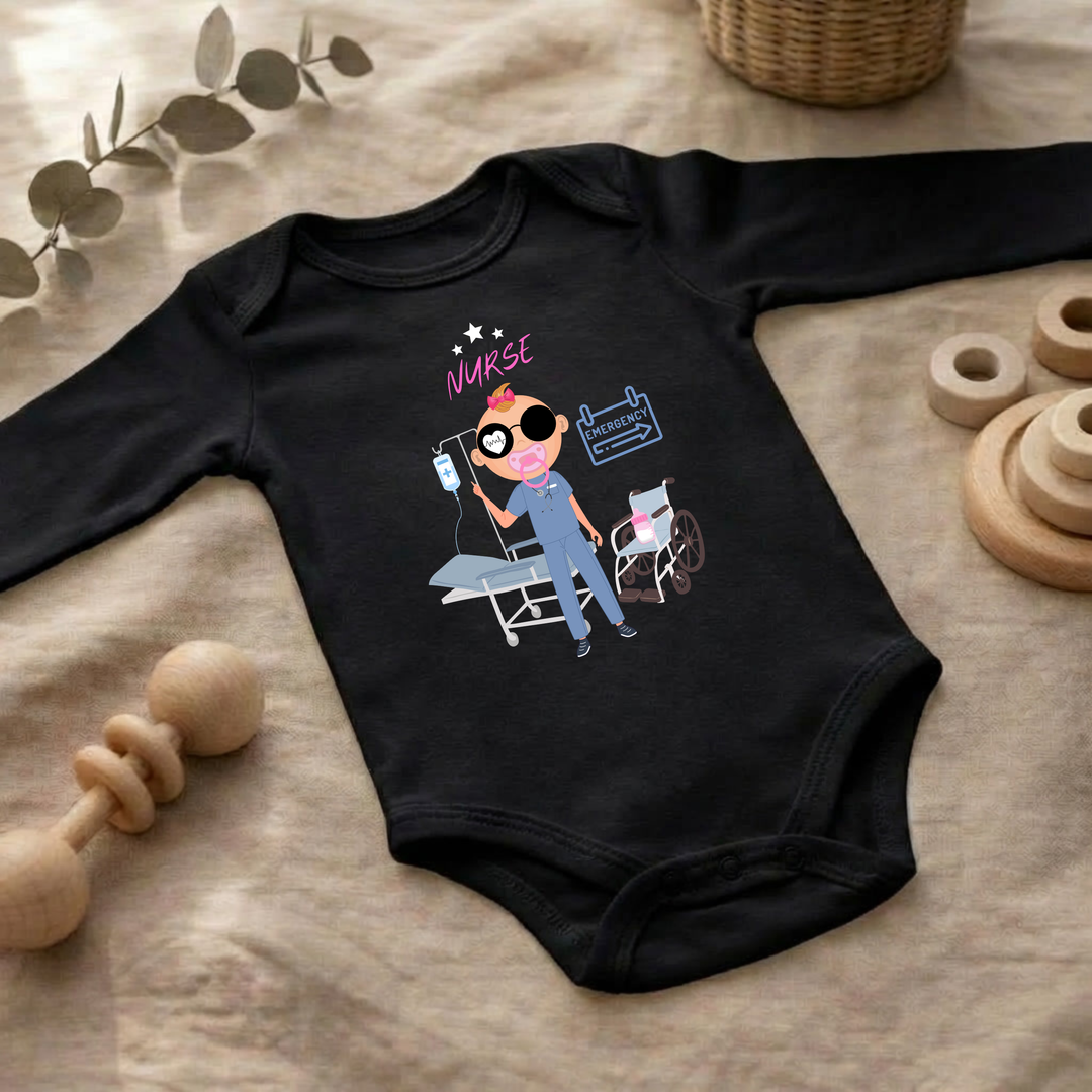 Baby Body langarm Mädchen im Flat Lay mit Nurse Design, schwarzer Babybody mit Krankenschwester Motiv für Herbst und Winter von TIMMY &amp; MIMMY