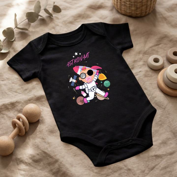 Schwarzer Baby Body für kleine Mädchen mit Model- Design im Flat Lay, Baby Kleidung mit Fashion- Motiv, Geschenkidee für Babys von der Baby und Kleinkind- Brand TIMMY &amp; MIMMY.