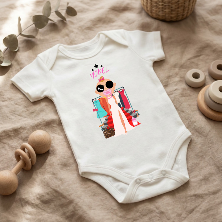 Weißer Baby Body für kleine Mädchen mit Model- Design im Flat Lay, Baby Kleidung mit Fashion- Motiv, Geschenkidee für Babys von der Baby und Kleinkind- Brand TIMMY &amp; MIMMY.