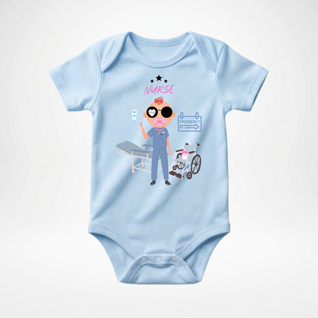Hellblauer Baby Body kurzarm für Mädchen mit Nurse Motiv, süßer Babybody aus Baumwolle mit Krankenschwester Design von der Baby-&amp; Kleinkind Brand TIMMY &amp; MIMMY