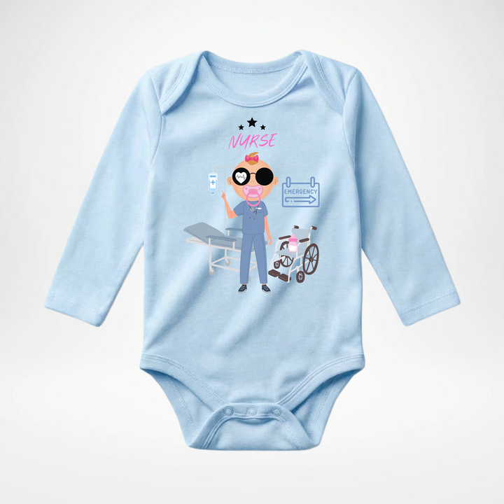 Hellblauer Baby Body langarm für Mädchen mit Nurse Motiv, hochwertiger Babybody aus Baumwolle mit Krankenschwester Design von TIMMY &amp; MIMMY