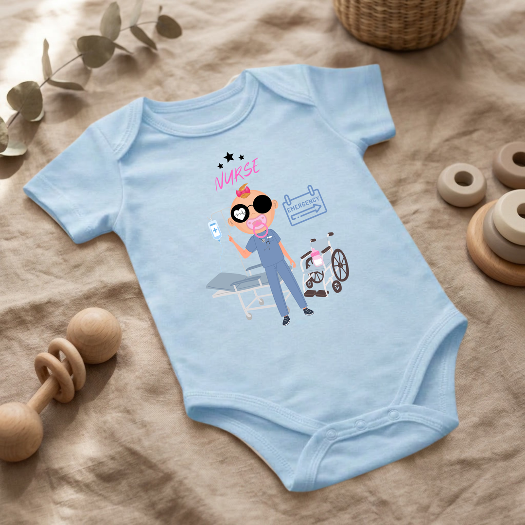 Baby Body kurzarm Mädchen im Flat Lay mit Nurse Design, hellblauer Babybody mit MIMMY im Krankenschwester Motiv als Geschenk für Babys von TIMMY &amp; MIMMY