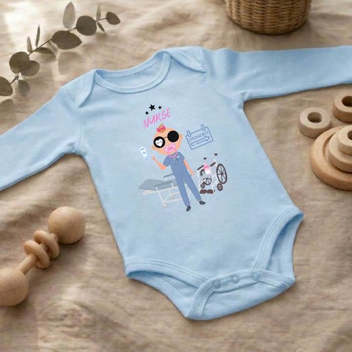 Baby Body langarm Mädchen im Flat Lay mit Nurse Design, hellblauer Babybody mit Krankenschwester Motiv für Herbst und Winter von TIMMY &amp; MIMMY