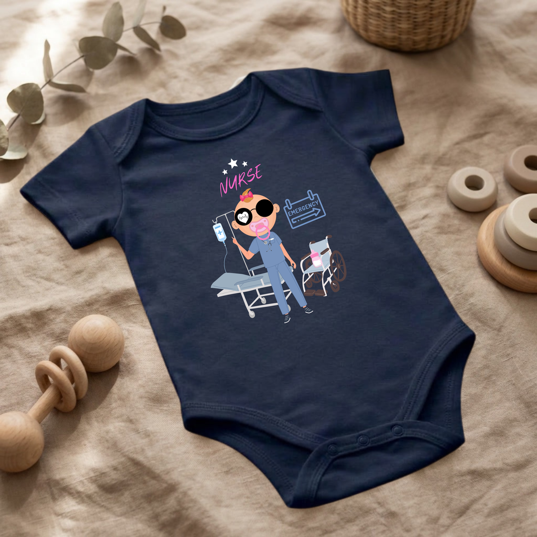 Baby Body kurzarm Mädchen im Flat Lay mit Nurse Design, navy blauer Babybody mit MIMMY im Krankenschwester Motiv als Geschenk für Babys von TIMMY &amp; MIMMY