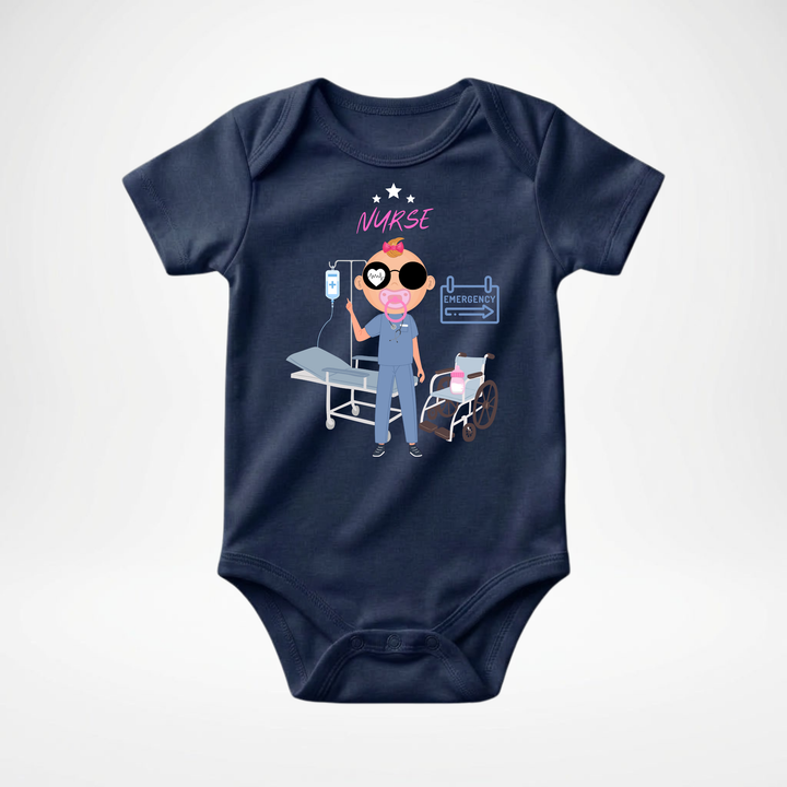 Navy blauer Baby Body kurzarm für Mädchen mit Nurse Motiv, süßer Babybody aus Baumwolle mit Krankenschwester Design von der Baby-&amp; Kleinkind Brand TIMMY &amp; MIMMY