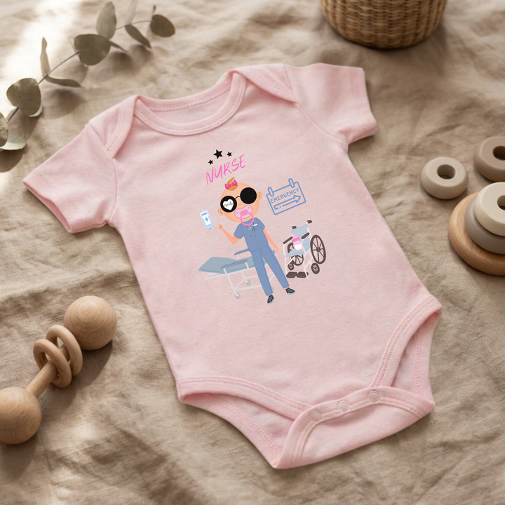 Baby Body kurzarm Mädchen im Flat Lay mit Nurse Design, rosa Babybody mit MIMMY im Krankenschwester Motiv als Geschenk für Babys von TIMMY &amp; MIMMY