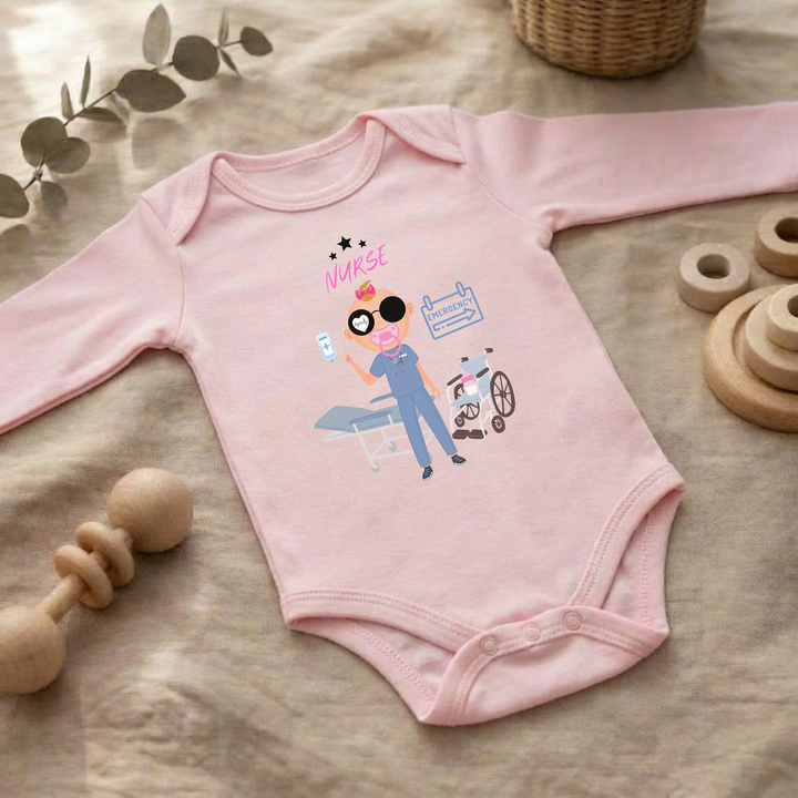 Baby Body langarm Mädchen im Flat Lay mit Nurse Design, pinker Babybody mit Krankenschwester Motiv für Herbst und Winter von TIMMY &amp; MIMMY