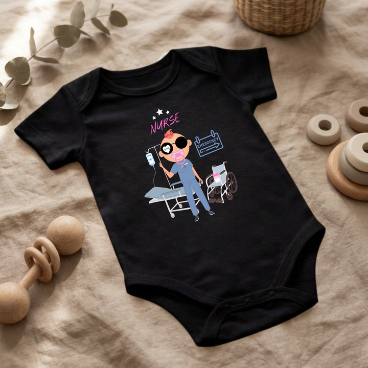 Baby Body kurzarm Mädchen im Flat Lay mit Nurse Design, schwarzer Babybody mit MIMMY im Krankenschwester Motiv als Geschenk für Babys von TIMMY &amp; MIMMY
