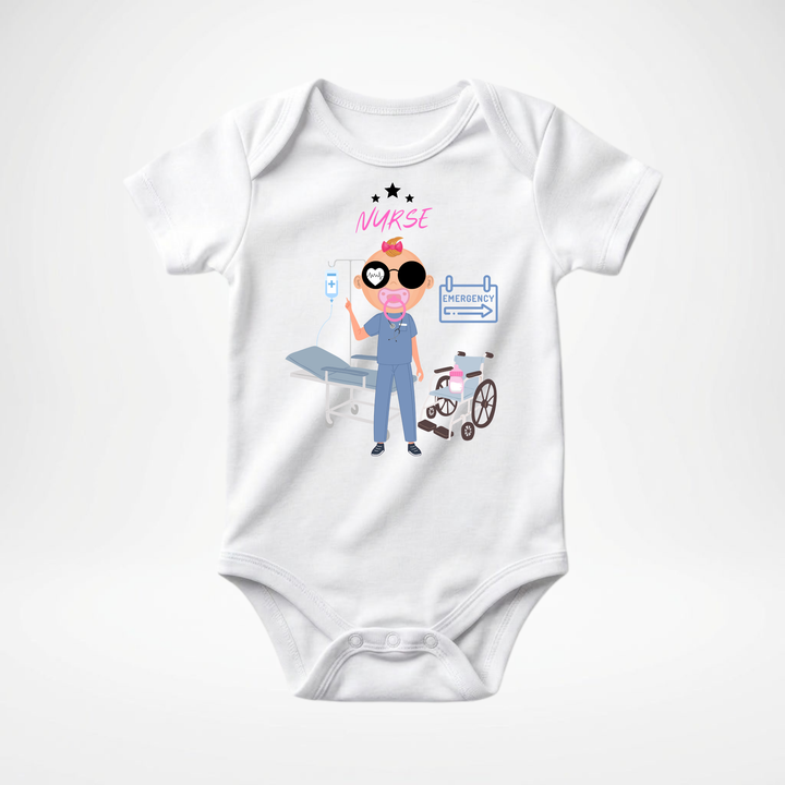 Weißer Baby Body kurzarm für Mädchen mit Nurse Motiv, süßer Babybody aus Baumwolle mit Krankenschwester Design von der Baby-&amp; Kleinkind Brand TIMMY &amp; MIMMY