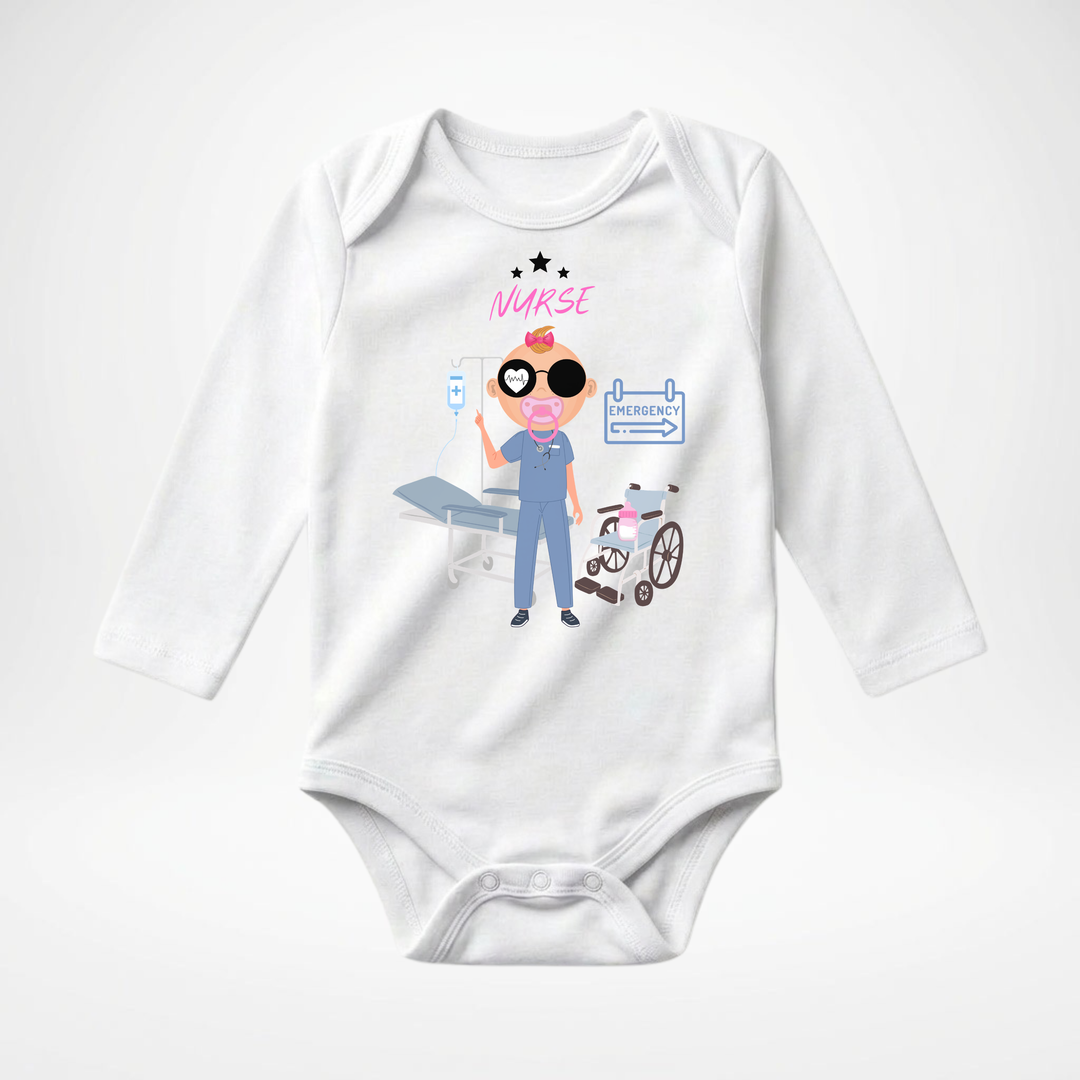Weißer Baby Body langarm für Mädchen mit Nurse Motiv, hochwertiger Babybody aus Baumwolle mit Krankenschwester Design von TIMMY &amp; MIMMY