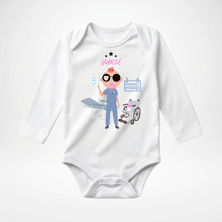 Weißer Baby Body langarm für Mädchen mit Nurse Motiv, hochwertiger Babybody aus Baumwolle mit Krankenschwester Design von TIMMY &amp; MIMMY