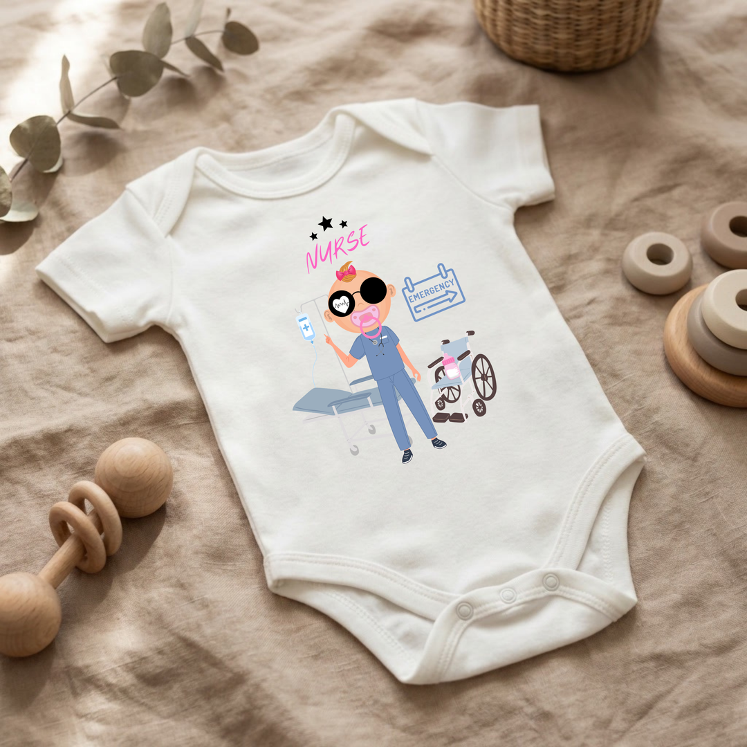 Baby Body kurzarm Mädchen im Flat Lay mit Nurse Design, weißer Babybody mit MIMMY im Krankenschwester Motiv als Geschenk für Babys von TIMMY &amp; MIMMY