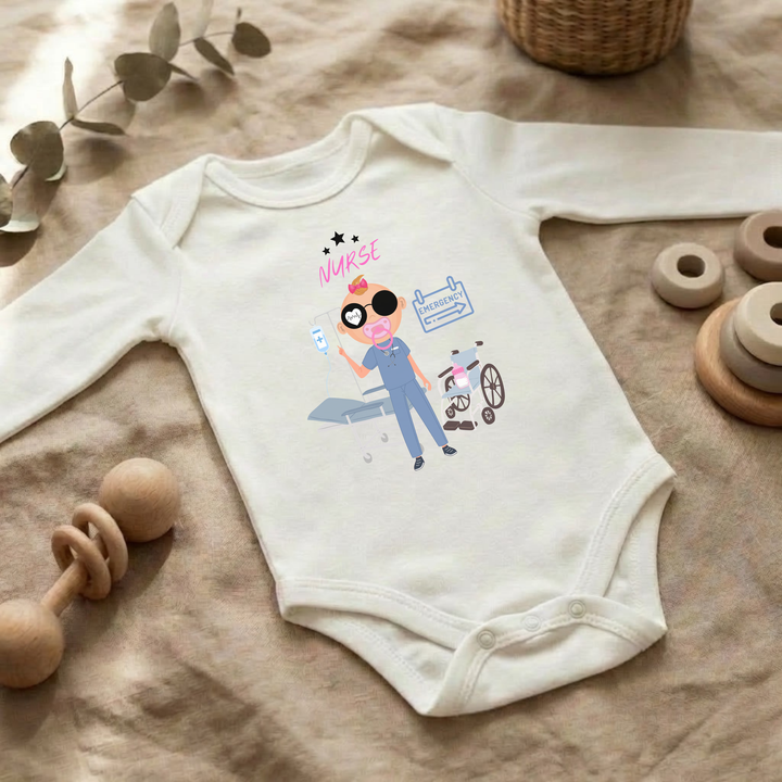 Baby Body langarm Mädchen im Flat Lay mit Nurse Design, weißer Babybody mit Krankenschwester Motiv für Herbst und Winter von TIMMY &amp; MIMMY