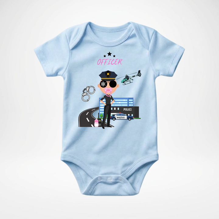 Hellblauer Baby Body kurzarm für Mädchen mit Officer- Motiv, cooler Babybody aus Baumwolle mit Polizei- Design von der Baby- &amp; Kleinkind- Brand TIMMY &amp; MIMMY