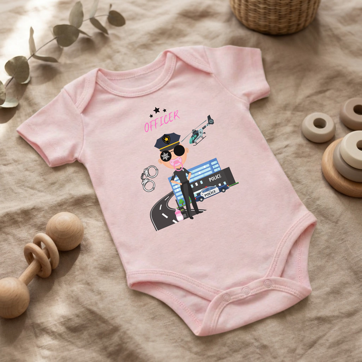 Rosa Baby Body für kleine Mädchen mit Polizei- Design im Flat Lay, Baby Kleidung mit Police Officer- Motiv, Geschenkidee für Babys von der Baby und Kleinkind- Brand TIMMY &amp; MIMMY.