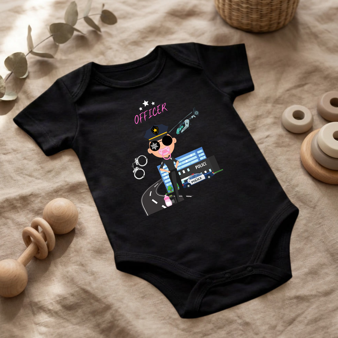 Schwarzer Baby Body für kleine Mädchen mit Polizei- Design im Flat Lay, Baby Kleidung mit Police Officer- Motiv, Geschenkidee für Babys von der Baby und Kleinkind- Brand TIMMY &amp; MIMMY.