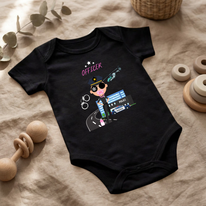 Schwarzer Baby Body für kleine Mädchen mit Polizei- Design im Flat Lay, Baby Kleidung mit Police Officer- Motiv, Geschenkidee für Babys von der Baby und Kleinkind- Brand TIMMY &amp; MIMMY.