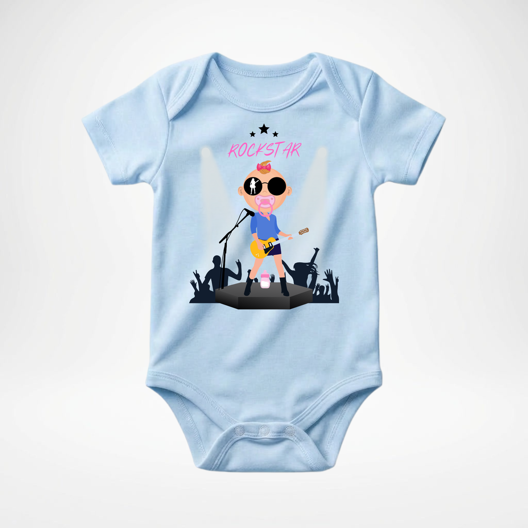 Hellblauer Baby Body kurzarm für Mädchen mit Rockstar Motiv, cooler Babybody aus Baumwolle mit Rock and Roll- Design von der Baby-&amp; Kleinkind Brand TIMMY &amp; MIMMY