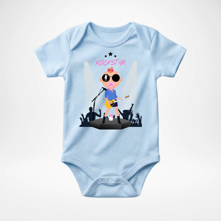 Hellblauer Baby Body kurzarm für Mädchen mit Rockstar Motiv, cooler Babybody aus Baumwolle mit Rock and Roll- Design von der Baby-&amp; Kleinkind Brand TIMMY &amp; MIMMY