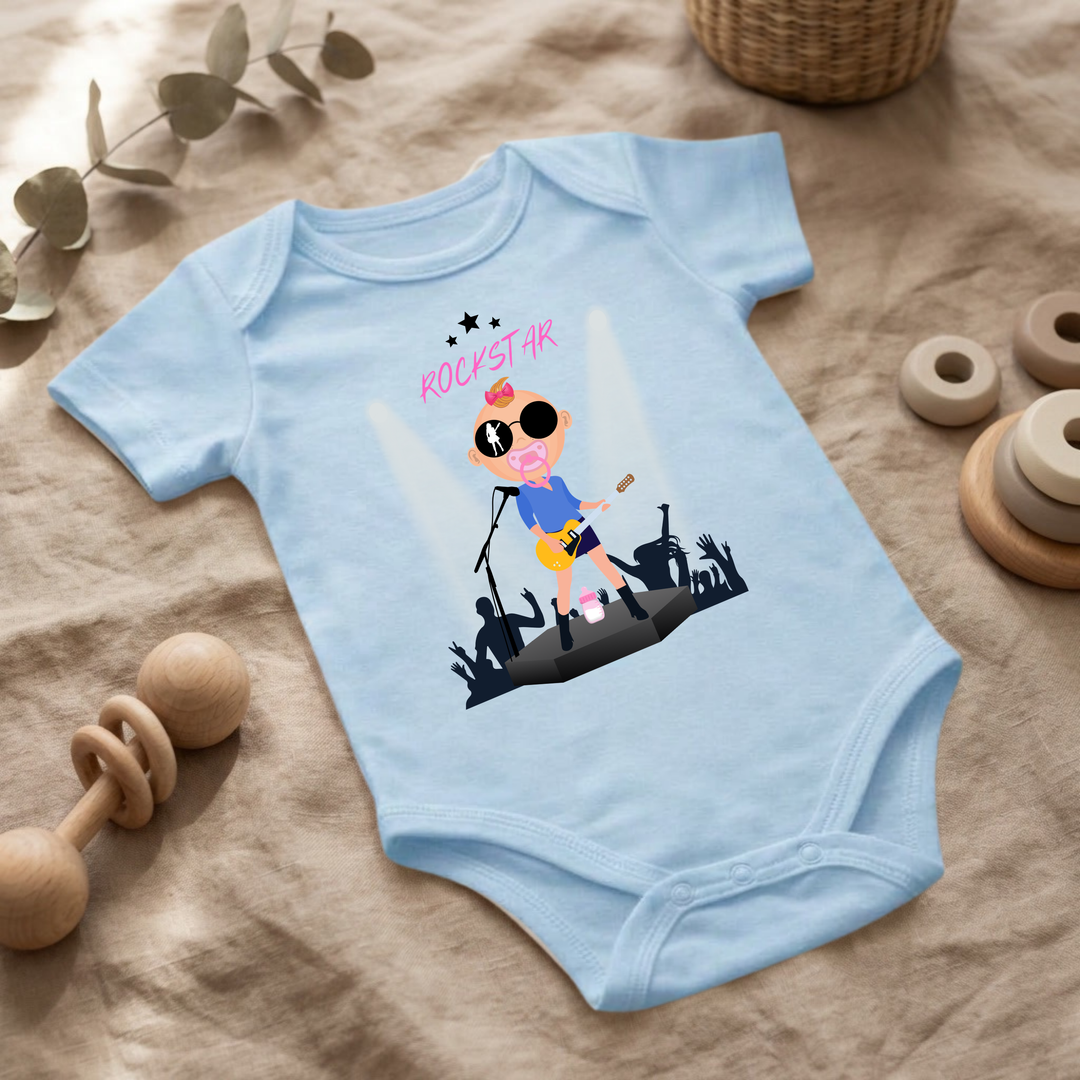 Hellblauer Baby Body für kleine Mädchen mit Rock and Roll Design im Flat Lay, Baby Kleidung mit Rockstar- Motiv, Geschenkidee für Babys von der Baby und Kleinkind- Brand TIMMY &amp; MIMMY.