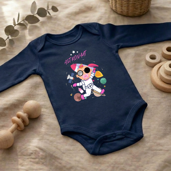 Navy blauer Baby Body langarm für Mädchen im Flat Lay mit Astronaut Design, Baby Kleidung für Herbst und Winter mit Weltall und Sternen- Motiv von TIMMY &amp; MIMMY