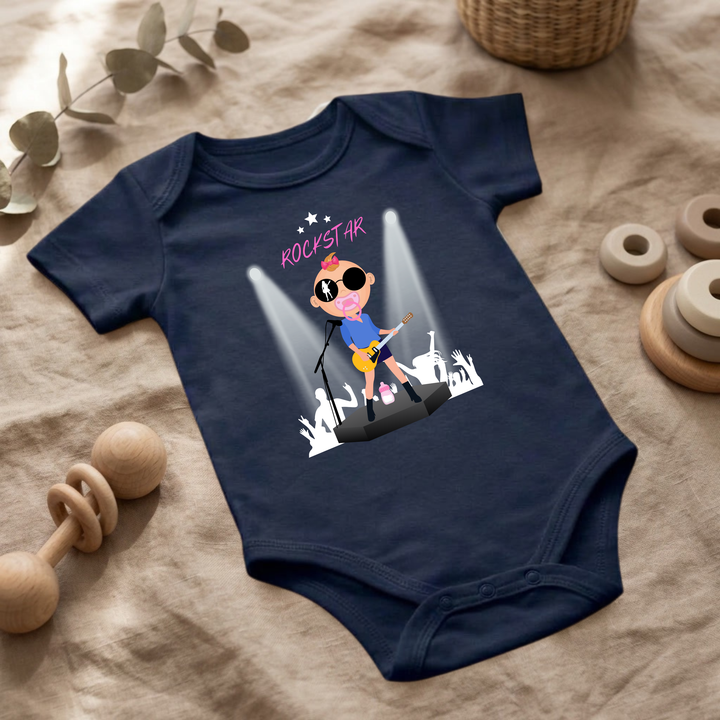 Navy blauer Baby Body für kleine Mädchen mit Rock and Roll Design im Flat Lay, Baby Kleidung mit Rockstar- Motiv, Geschenkidee für Babys von der Baby und Kleinkind- Brand TIMMY &amp; MIMMY.