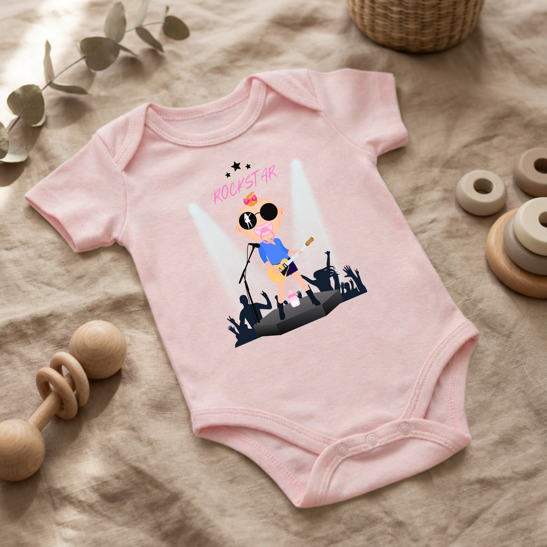 Rosa Baby Body für kleine Mädchen mit Rock and Roll Design im Flat Lay, Baby Kleidung mit Rockstar- Motiv, Geschenkidee für Babys von der Baby und Kleinkind- Brand TIMMY &amp; MIMMY.