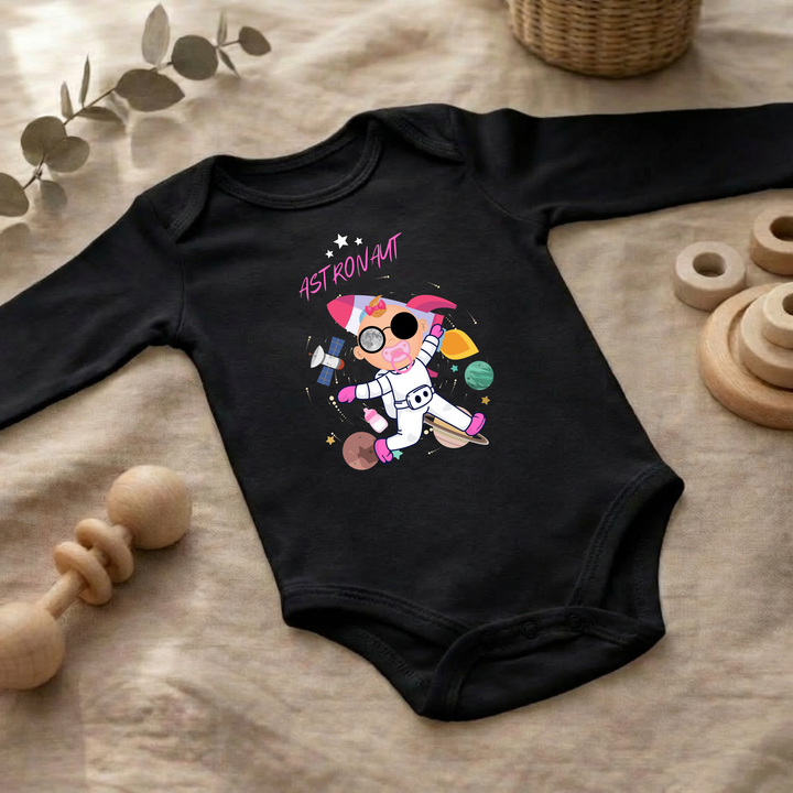 Schwarzer Baby Body langarm für Mädchen im Flat Lay mit Astronaut Design, Baby Kleidung für Herbst und Winter mit Weltall und Sternen- Motiv von TIMMY &amp; MIMMY
