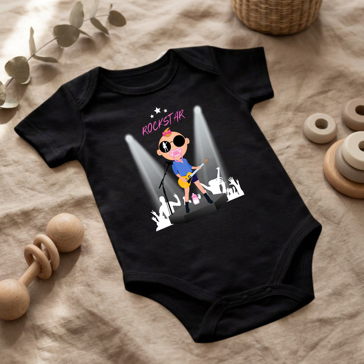 Schwarzer Baby Body für kleine Mädchen mit Rock and Roll Design im Flat Lay, Baby Kleidung mit Rockstar- Motiv, Geschenkidee für Babys von der Baby und Kleinkind- Brand TIMMY &amp; MIMMY.