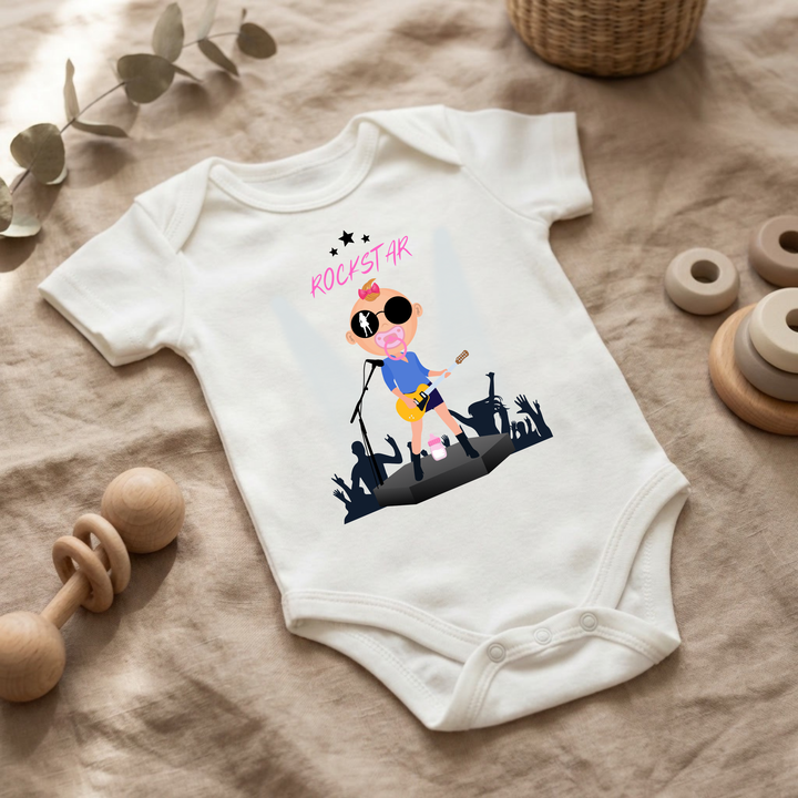 Weißer Baby Body für kleine Mädchen mit Rock and Roll Design im Flat Lay, Baby Kleidung mit Rockstar- Motiv, Geschenkidee für Babys von der Baby und Kleinkind- Brand TIMMY &amp; MIMMY.