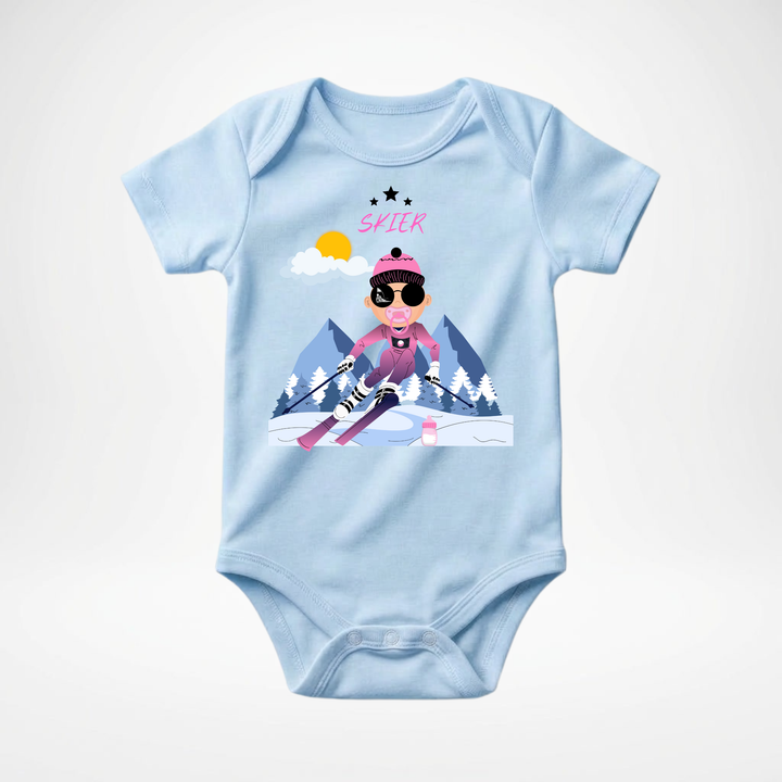Hellblauer Baby Body kurzarm für Mädchen mit Skifahrer- Motiv, cooler Babybody aus Baumwolle mit Ski- Design von der Baby- &amp; Kleinkind- Brand TIMMY &amp; MIMMY