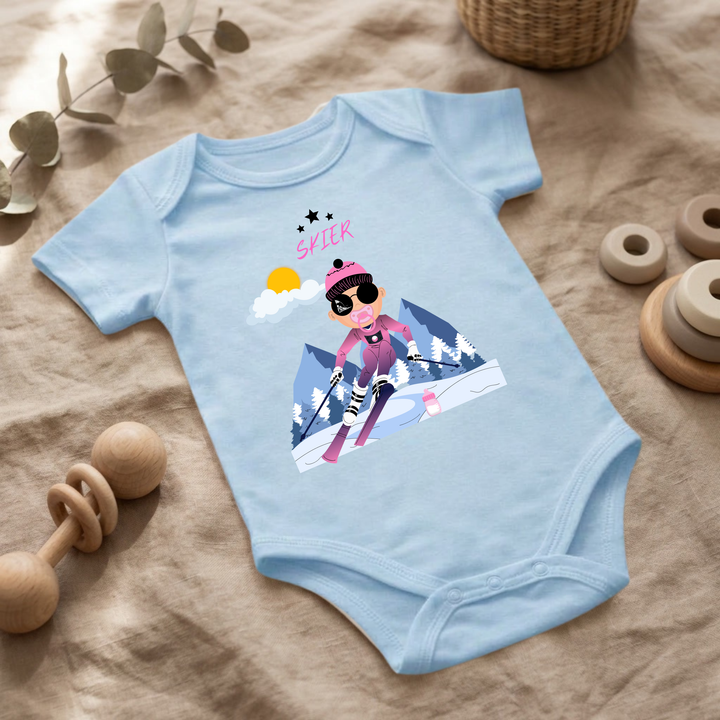 Hellblauer Baby Body für kleine Mädchen mit Skier- Design im Flat Lay, Baby Kleidung mit Ski- Motiv, Geschenkidee für Babys von der Baby und Kleinkind- Brand TIMMY &amp; MIMMY.