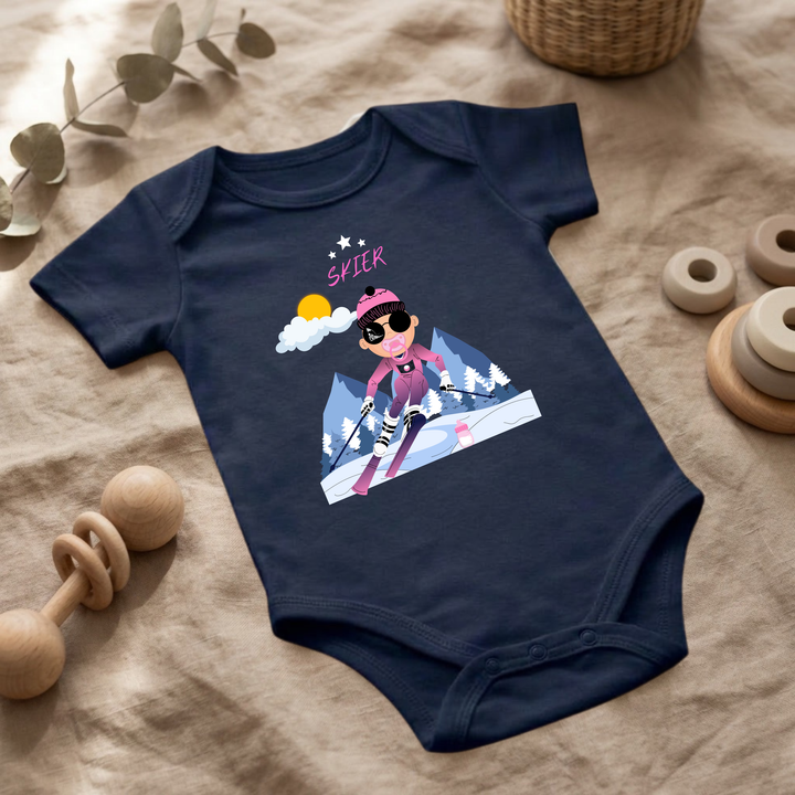 Navy blauer Baby Body für kleine Mädchen mit Skier- Design im Flat Lay, Baby Kleidung mit Ski- Motiv, Geschenkidee für Babys von der Baby und Kleinkind- Brand TIMMY &amp; MIMMY.