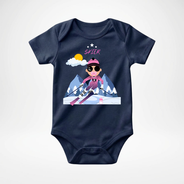 Navy blauer Baby Body kurzarm für Mädchen mit Skifahrer- Motiv, cooler Babybody aus Baumwolle mit Ski- Design von der Baby- &amp; Kleinkind- Brand TIMMY &amp; MIMMY