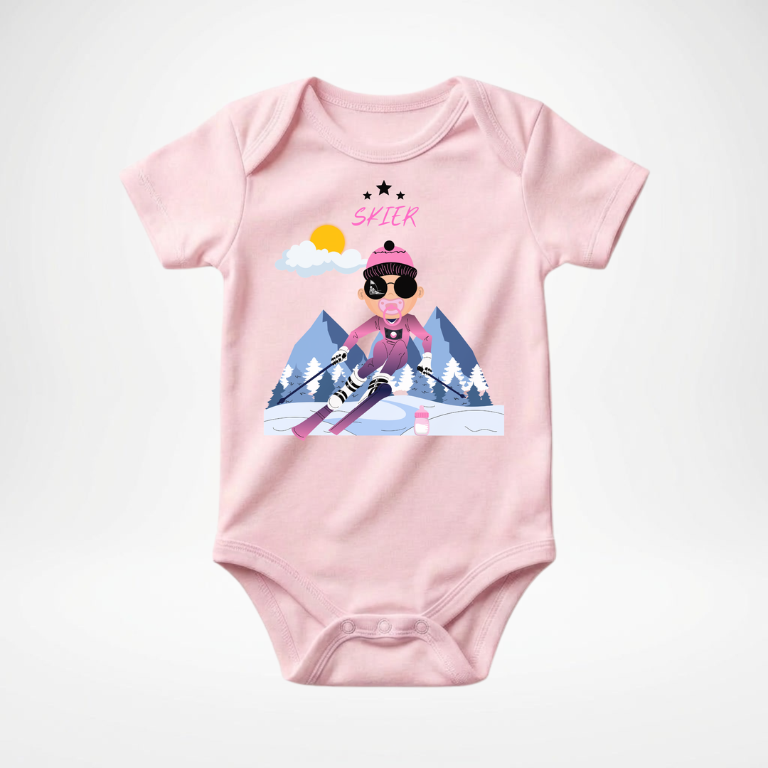 Rosa Baby Body kurzarm für Mädchen mit Skifahrer- Motiv, cooler Babybody aus Baumwolle mit Ski- Design von der Baby- &amp; Kleinkind- Brand TIMMY &amp; MIMMY