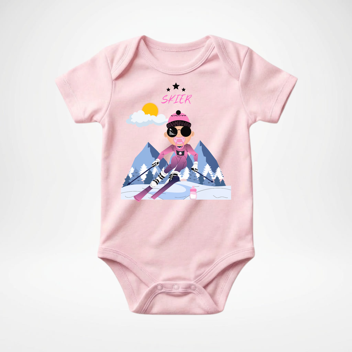 Rosa Baby Body kurzarm für Mädchen mit Skifahrer- Motiv, cooler Babybody aus Baumwolle mit Ski- Design von der Baby- &amp; Kleinkind- Brand TIMMY &amp; MIMMY