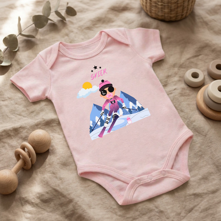 Rosa Baby Body für kleine Mädchen mit Skier- Design im Flat Lay, Baby Kleidung mit Ski- Motiv, Geschenkidee für Babys von der Baby und Kleinkind- Brand TIMMY &amp; MIMMY.