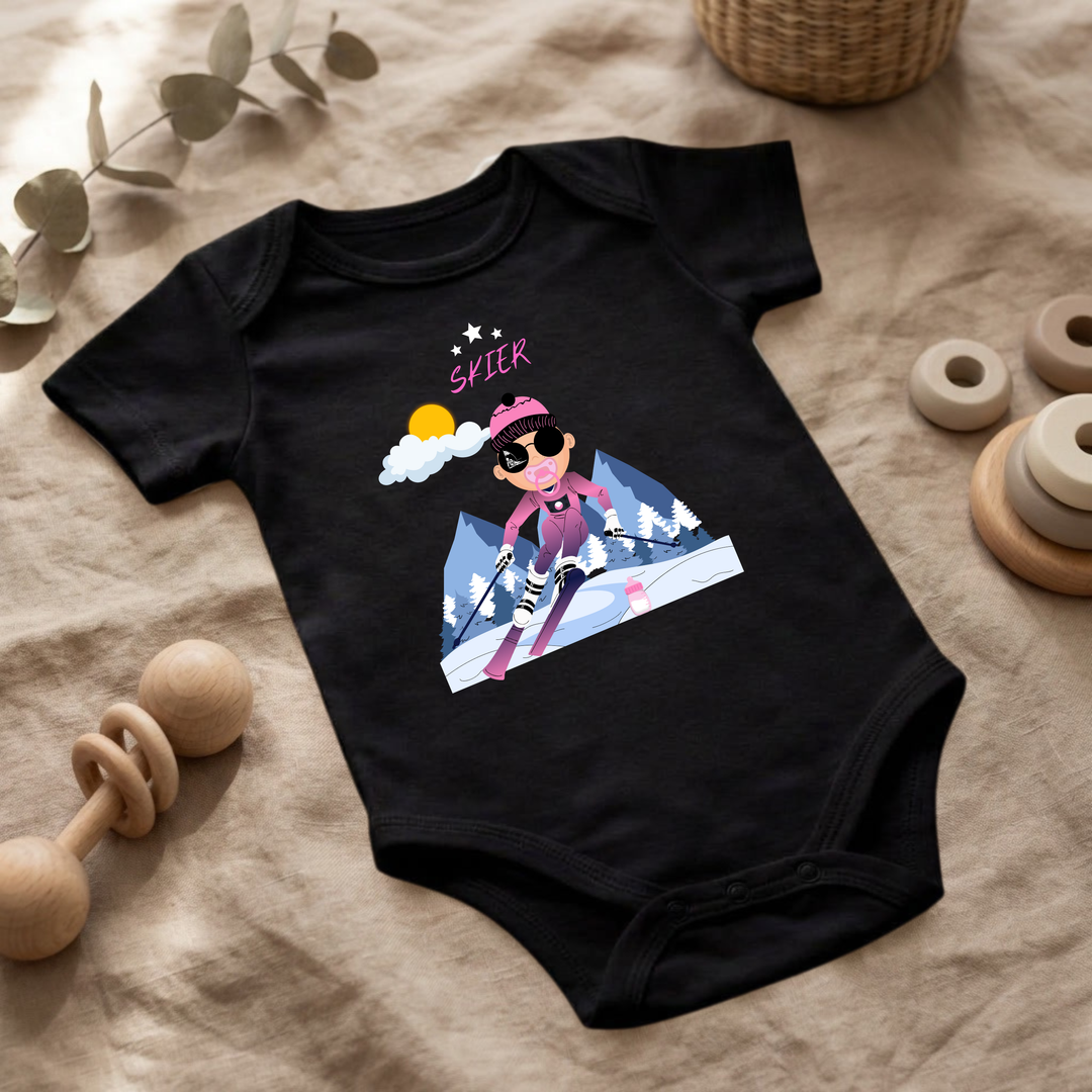 Schwarzer Baby Body für kleine Mädchen mit Skier- Design im Flat Lay, Baby Kleidung mit Ski- Motiv, Geschenkidee für Babys von der Baby und Kleinkind- Brand TIMMY &amp; MIMMY.