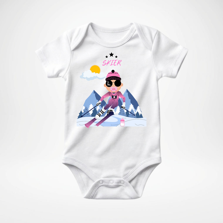 Weißer Baby Body kurzarm für Mädchen mit Skifahrer- Motiv, cooler Babybody aus Baumwolle mit Ski- Design von der Baby- &amp; Kleinkind- Brand TIMMY &amp; MIMMY