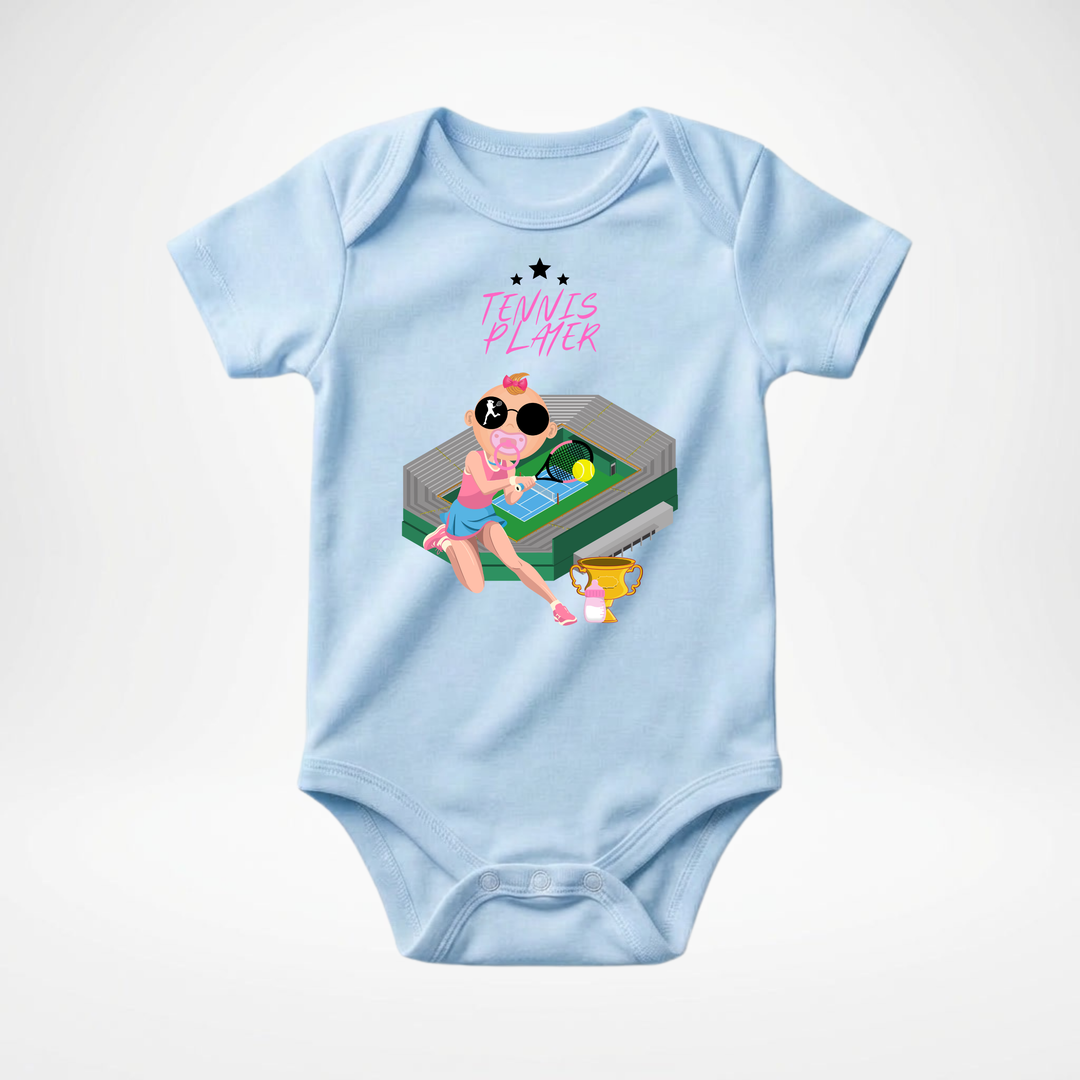 Hellblauer Baby Body kurzarm für Mädchen mit Tennis- Motiv, cooler Babybody aus Baumwolle mit Tennis Player- Design von der Baby- &amp; Kleinkind- Brand TIMMY &amp; MIMMY