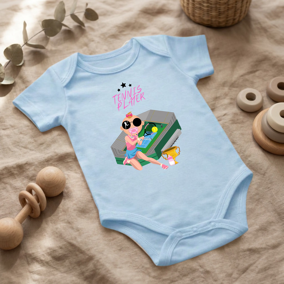 Hellblauer Baby Body für kleine Mädchen mit Tennis Player- Design im Flat Lay, Baby Kleidung mit Tennis- Motiv, Geschenkidee für Babys von der Baby und Kleinkind- Brand TIMMY &amp; MIMMY.