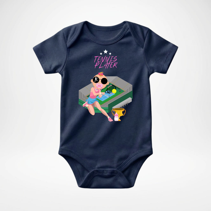 Navy blauer Baby Body kurzarm für Mädchen mit Tennis- Motiv, cooler Babybody aus Baumwolle mit Tennis Player- Design von der Baby- &amp; Kleinkind- Brand TIMMY &amp; MIMMY