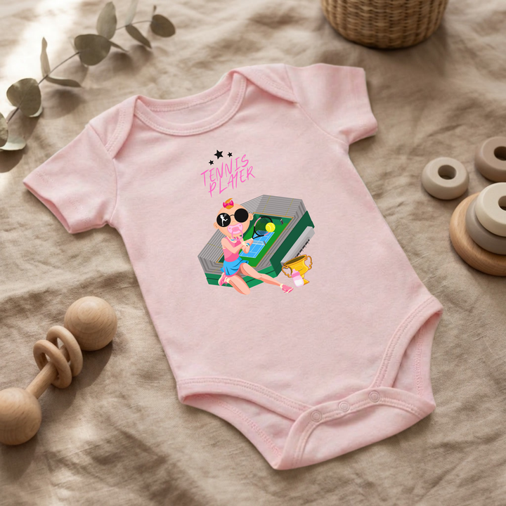 Rosa Baby Body für kleine Mädchen mit Tennis Player- Design im Flat Lay, Baby Kleidung mit Tennis- Motiv, Geschenkidee für Babys von der Baby und Kleinkind- Brand TIMMY &amp; MIMMY.