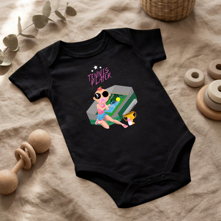 Schwarzer Baby Body für kleine Mädchen mit Tennis Player- Design im Flat Lay, Baby Kleidung mit Tennis- Motiv, Geschenkidee für Babys von der Baby und Kleinkind- Brand TIMMY &amp; MIMMY.