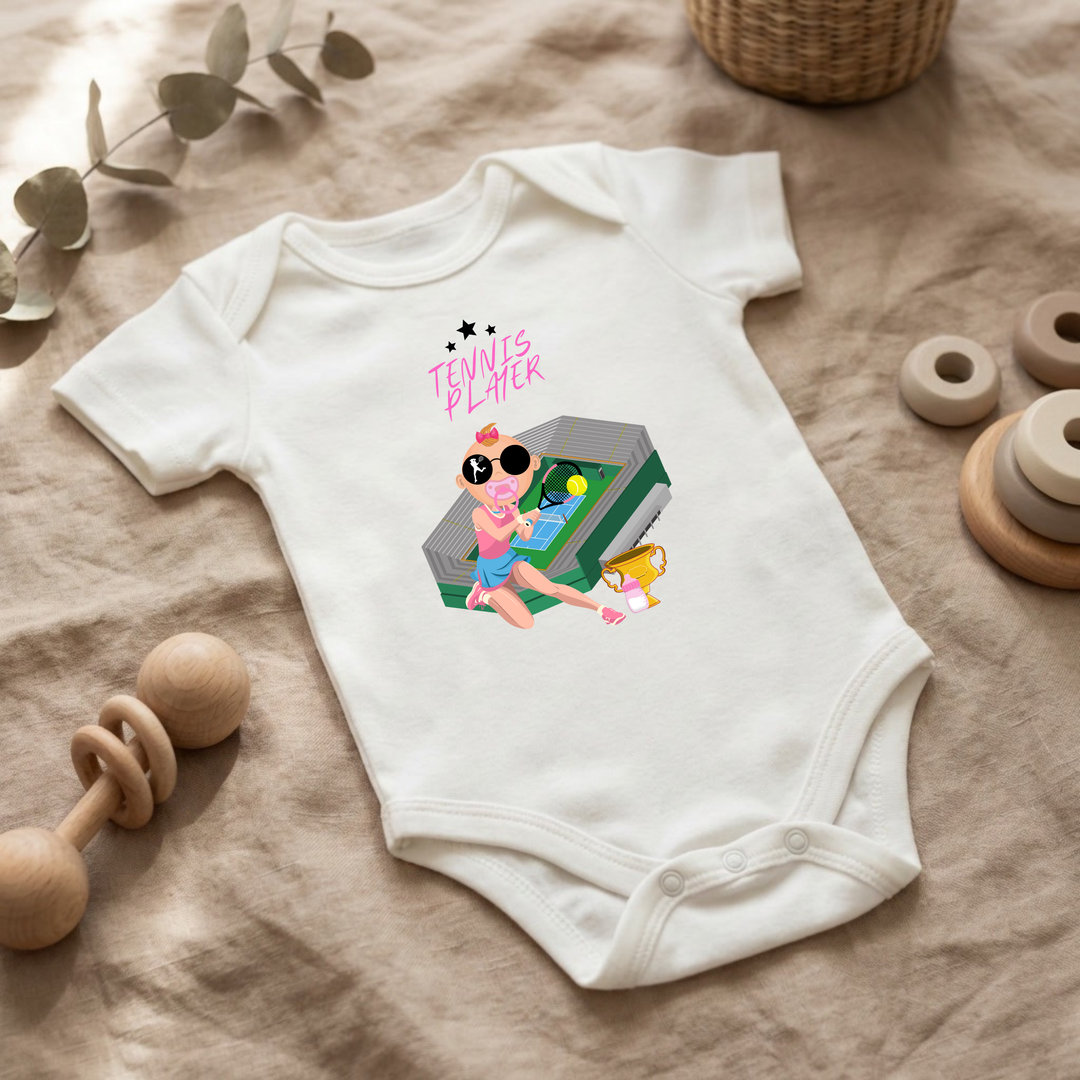 Weißer Baby Body für kleine Mädchen mit Tennis Player- Design im Flat Lay, Baby Kleidung mit Tennis- Motiv, Geschenkidee für Babys von der Baby und Kleinkind- Brand TIMMY &amp; MIMMY.