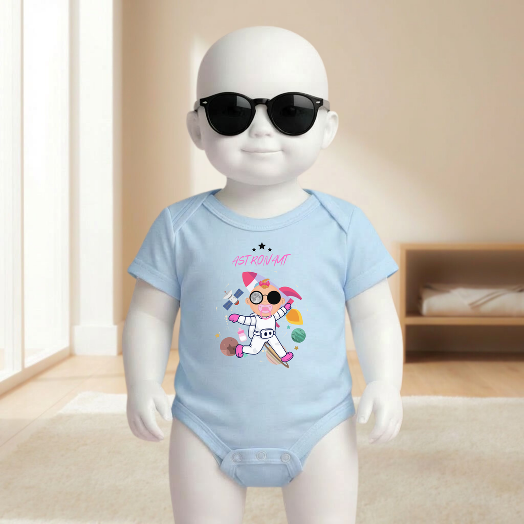 Baby Body hellblau für Mädchen mit Astronaut Motiv am Baby- Mannequin getragen, stylischer Babybody mit Weltraum- und Raketen Design für kleine Entdeckerinnen von der Baby- und Kindermarke TIMMY &amp; MIMMY