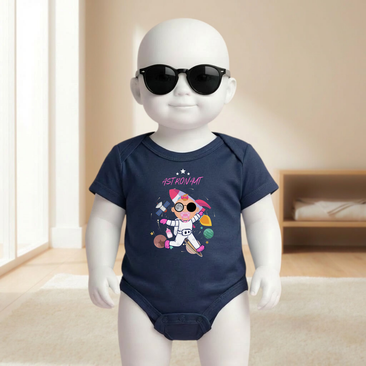 Baby Body navy blau für Mädchen mit Astronaut Motiv am Baby- Mannequin getragen, stylischer Babybody mit Weltraum- und Raketen Design für kleine Entdeckerinnen von der Baby- und Kindermarke TIMMY &amp; MIMMY