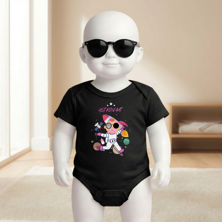 Baby Body schwarz für Mädchen mit Astronaut Motiv am Baby- Mannequin getragen, stylischer Babybody mit Weltraum- und Raketen Design für kleine Entdeckerinnen von der Baby- und Kindermarke TIMMY &amp; MIMMY